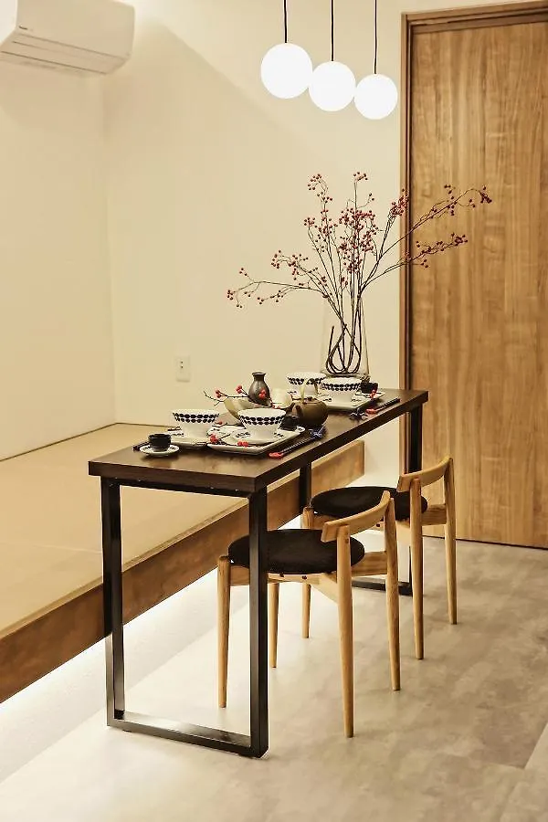 Zebrahouse Tenroku Villa Osaka 0*,